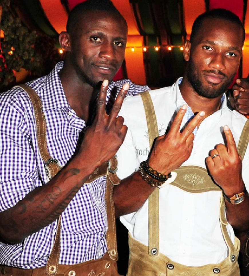 Fesch, Jungs! Die beiden Fußballstars Steve Gohouri (li.) und Chelsea- StuÌrmer Didier Drogba im Wiesn-Outfit