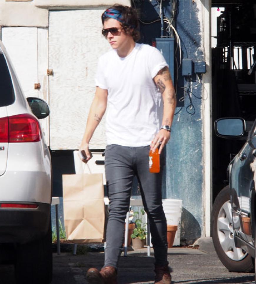 Kopftuch, Sonnenbrille, Schlabberlook. Ja, das ist ein echter Mädchenschwarm. In Hollywood lief One-Direction-Star Harry Style SO durch die Gegend