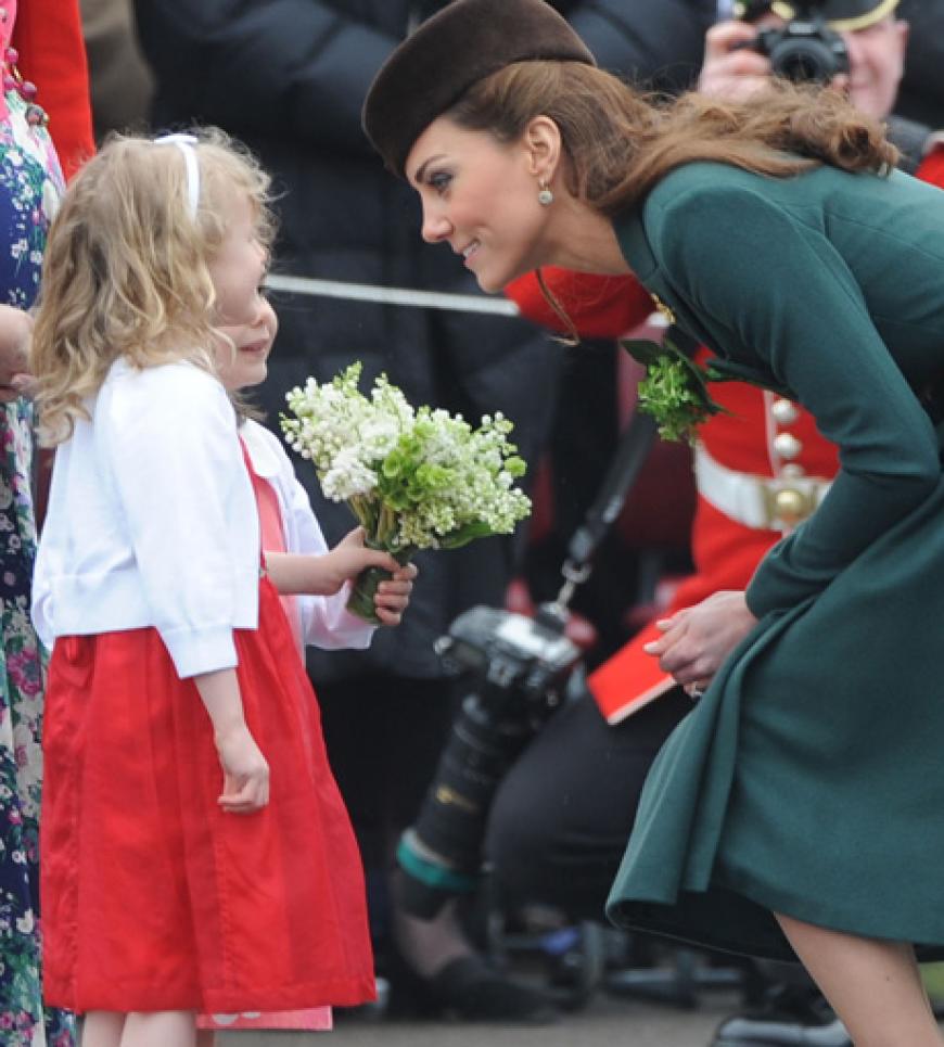 Kate hat ein enges Verhältnis zu ihrer Familie und auch mit Kindern hat sie keine Berührungsängste. Sie wird sicher eine tolle Mutter