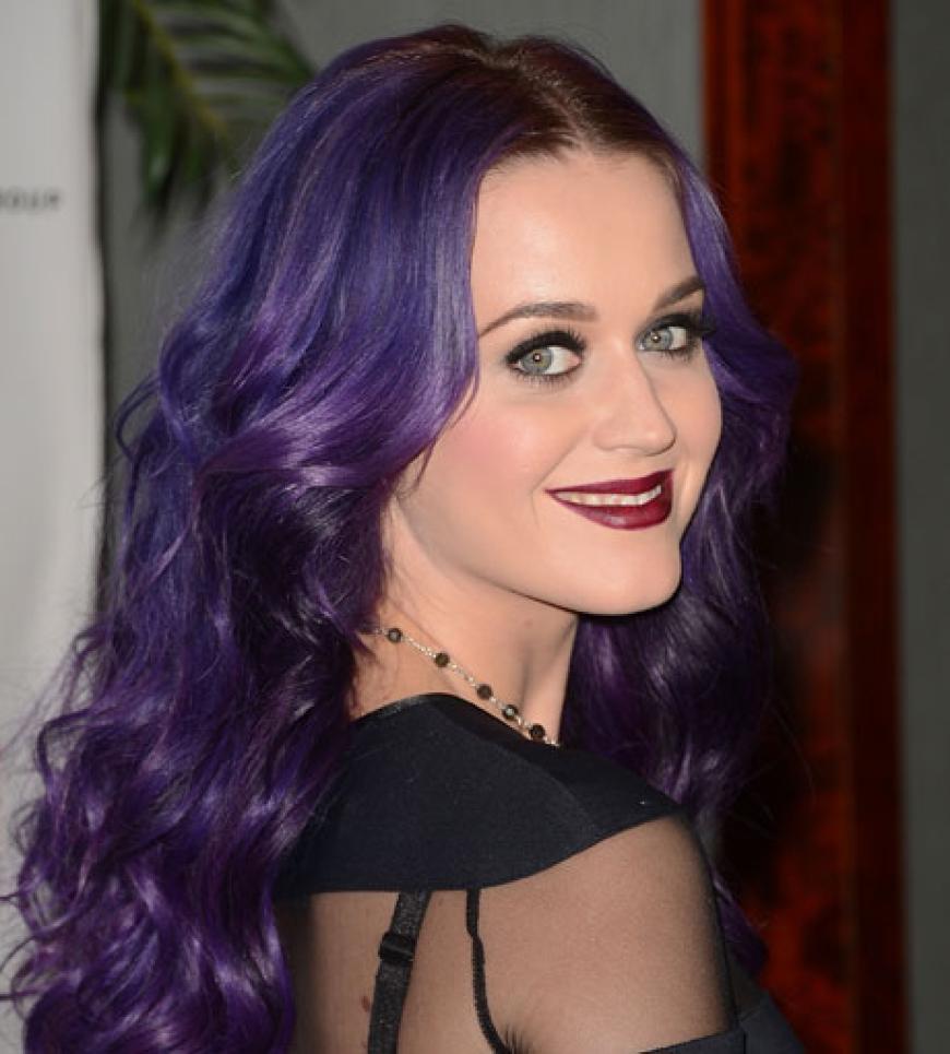 Wer so modemutig ist wie Katy Perry, kann sich schon mal an lila Haar und Bordeaux-Lippen trauen ...