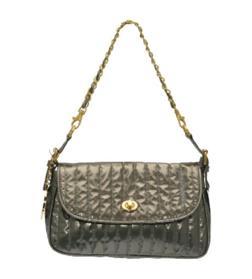 Taschen im XS-Format baumeln jetzt an glänzenden Gliederketten - und steigen damit von simplen Accessoires zu schmucken Eyecatchern auf. Gesteppt von Café Noir, ca. 55 Euro