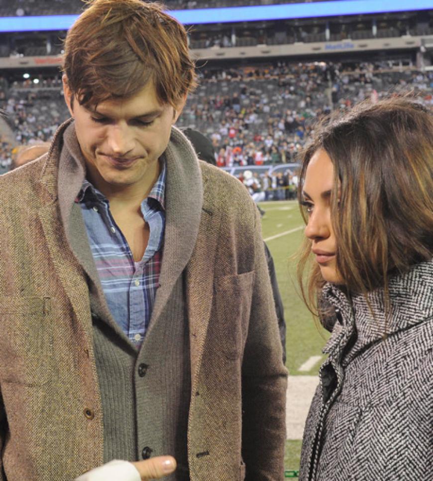 Sie absolvierten ihren ersten halb-öffentlichen Auftritt als Paar: Ashton Kutcher und Mila Kunis schauten sich zwar kein Basketballspiel, aber American Football in New York an