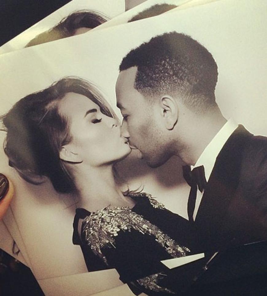 Ein Kuss für ihren Liebsten: Model Chrissy Teigen gab ihrem John Legend in der Fotobox einen dicken Kuss
