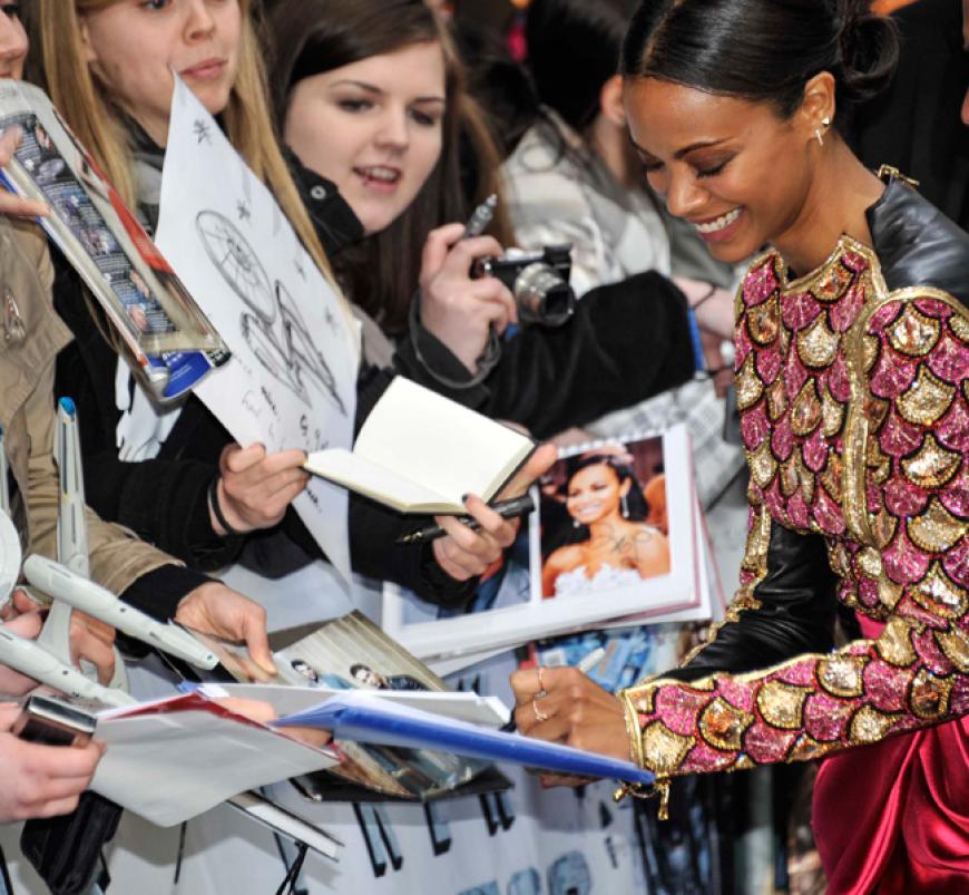 Zoe Saldana schrieb fleißig Autogramme für die wartenden Fans am Potsdamer Platz