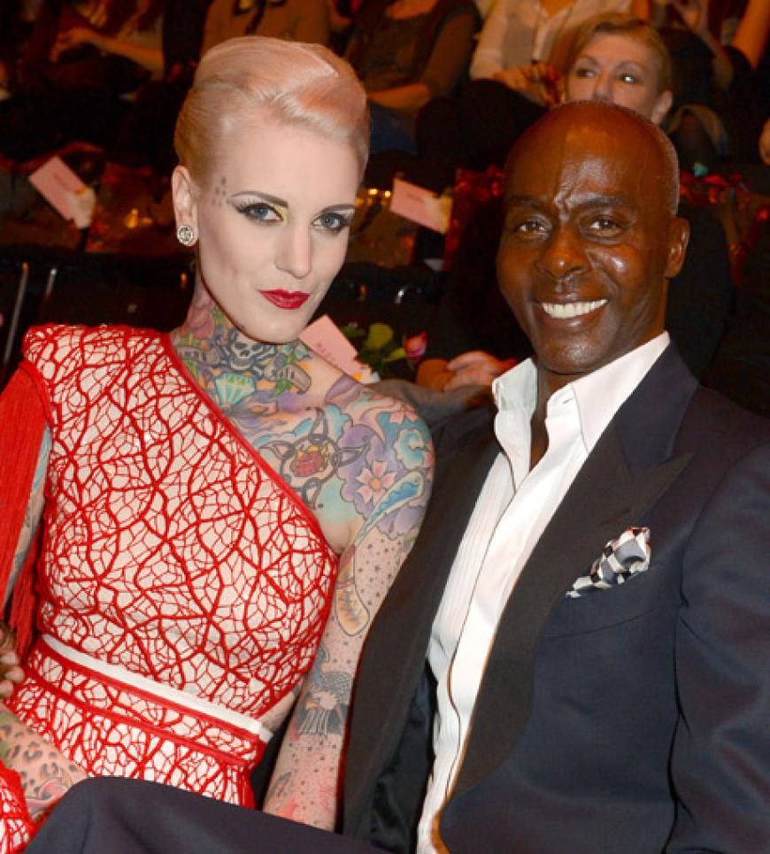 Tattoo-Girl Lexy Hell und Bruce Darnell besuchen die Show von Lena Hoschek