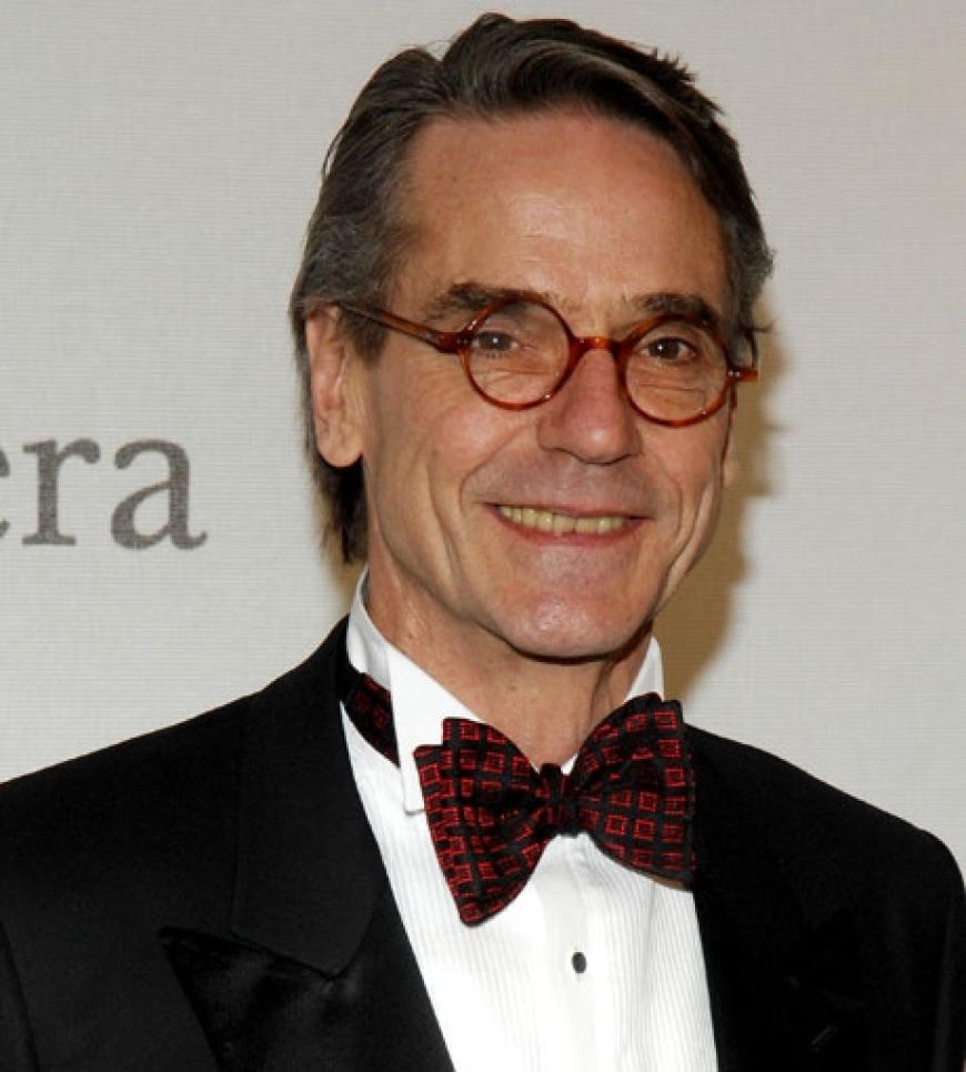 Ungewohnter Anblick: Jeremy Irons trug eine rote Brille