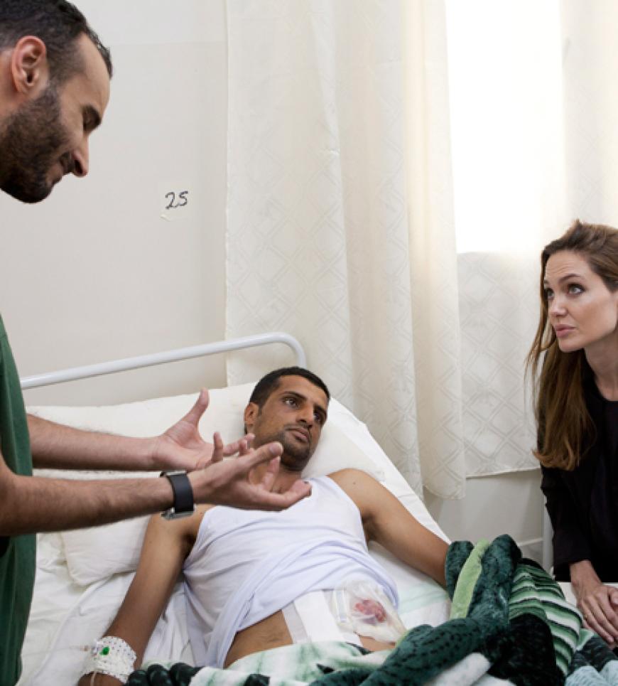 Angelina spricht mit Verletzten im Krankenhaus von Misrata in Libyen.