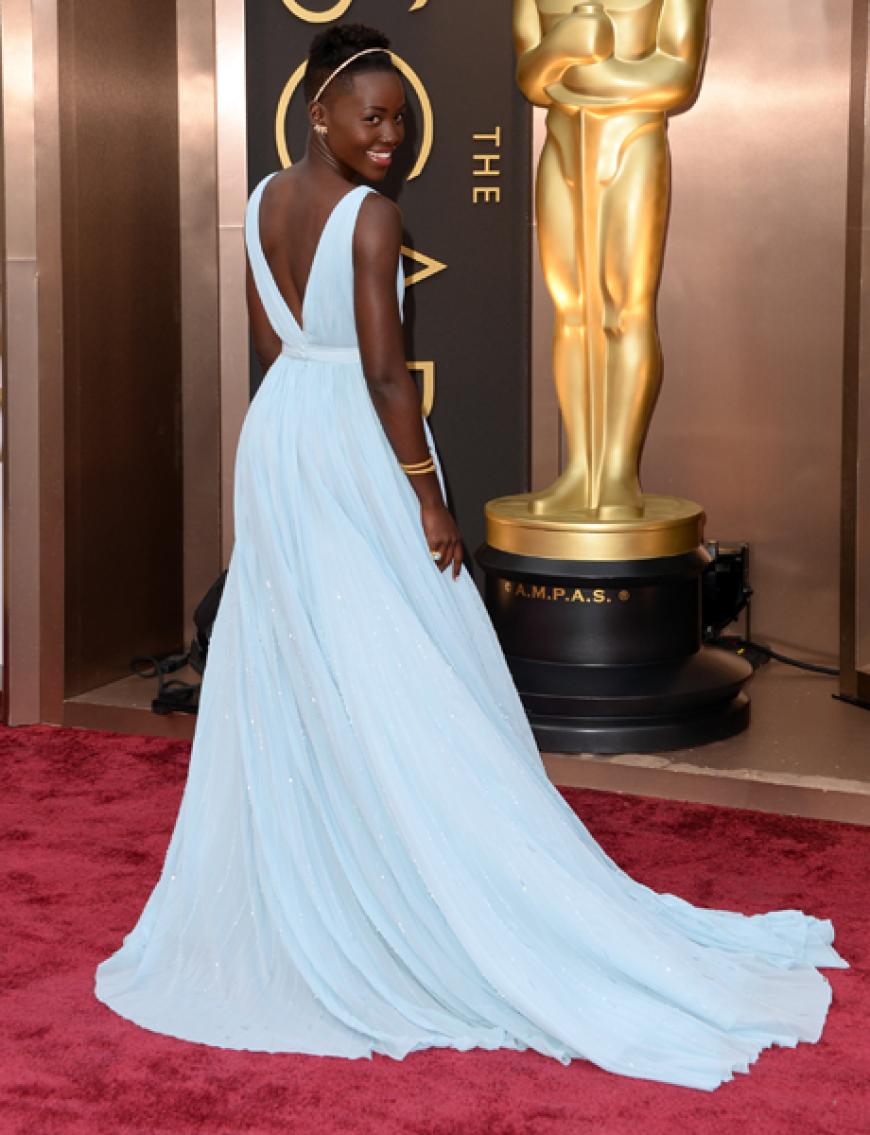 Newcomerin Lupita Nyong'o sieht bezaubernd aus in blauem Cinderella-Kleid