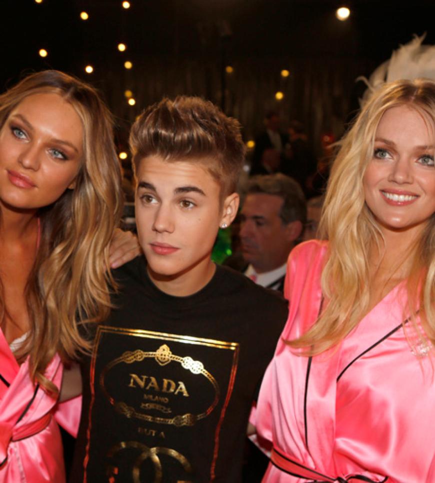 Hahn im Korb: Teenie-St ar Justin Bieber zwischen den Supermodel Candice Swanepol und Lindsay Ellingson