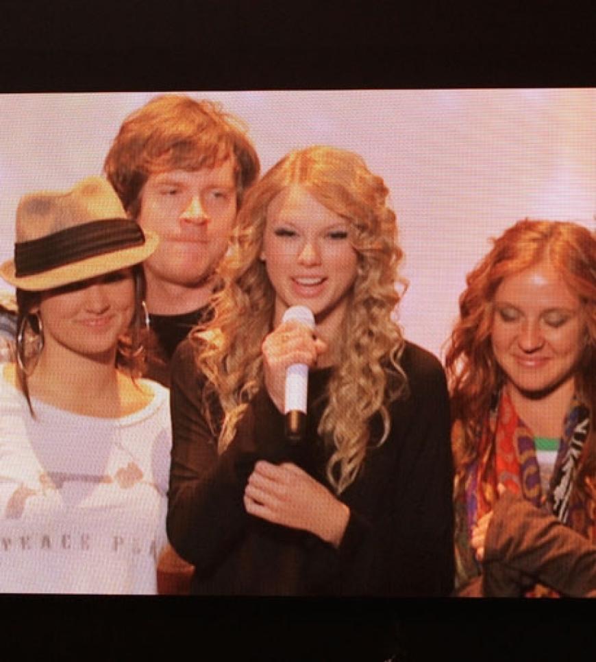 Taylor Swift gehörte zu den Abräumern des Abends. Die 19-Jährige gewann gleich fünf Auszeichnungen und bedankte sich per Videobotschaft