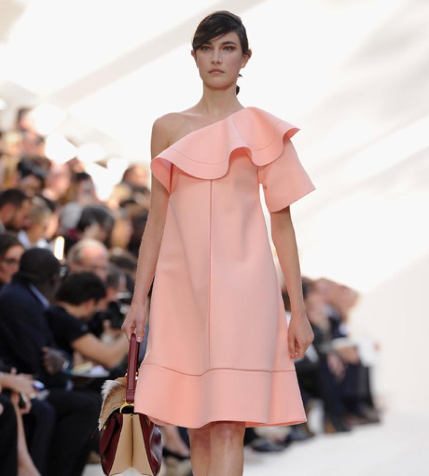 Die Leichtigkeit des Sommers in einem Trend: Weich fallende Volants zieren diese Saison feminine Entwürfe wie hier auf dem Laufsteg bei Chloé. Damit zwingen wir selbst hart gesonnenen Nichtromantiker in die Knie!