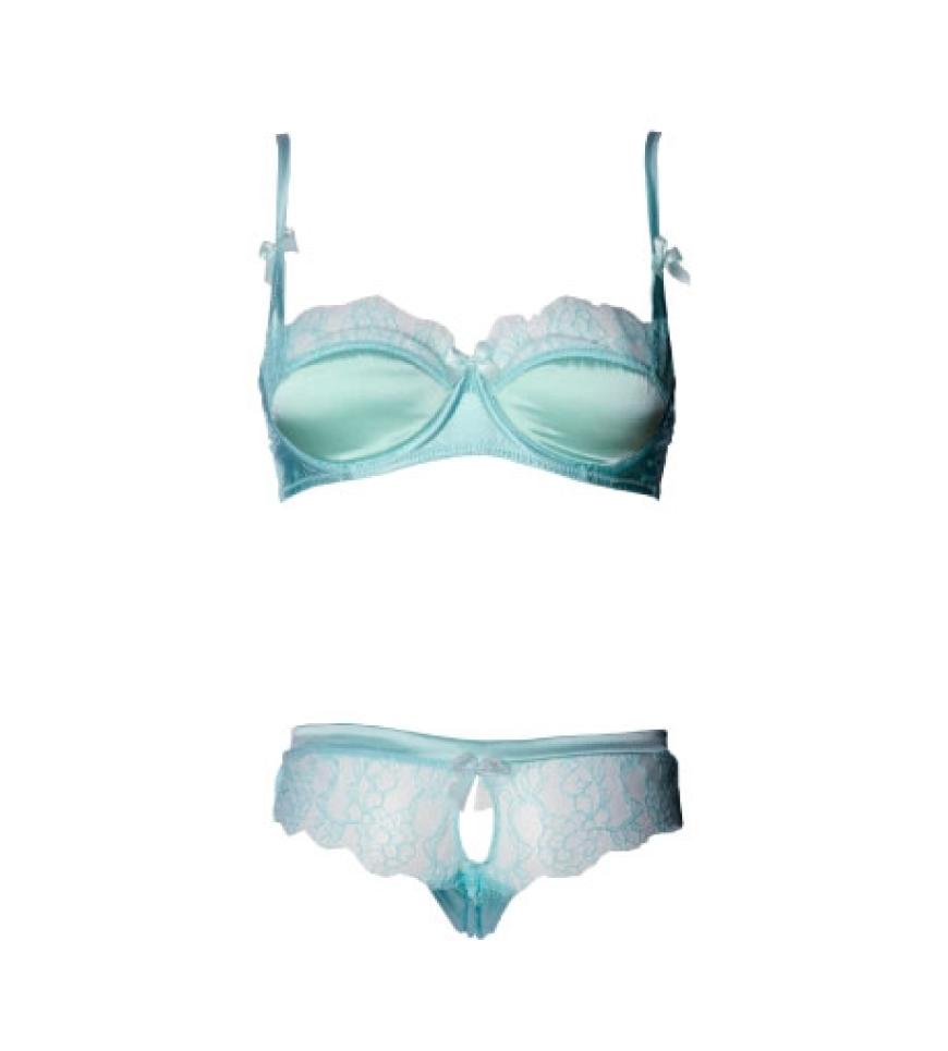 Blau´schattierungen von Ozeangrün bis
Himmelblau lassen uns schon jetzt an
den nächsten Urlaub denken.
Satin mit Spitzenborte von Mimi Holiday, BH ca. 40 Euro, Slip ca. 30 Euro