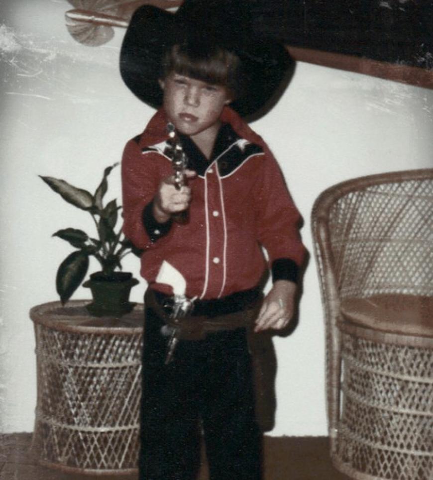 Früher spielte er noch den süßen Cowboy vor der elterlichen Kamera. Inzwischen ist dieser süße Fratz ein echter Frauenschwarm ...
