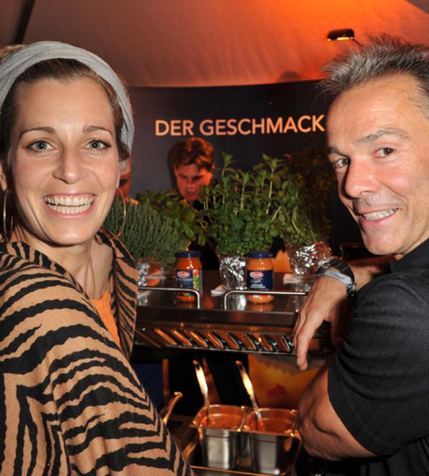Tina Bordihn und Hannes Jaenicke machten es sich an der Bar gemütlich