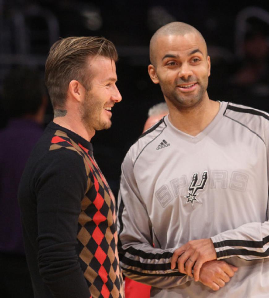 Plausch unter Sportlern:´ David Beckham scherzt mit Tony Parker von den San Antonio Spurs vor dem Match gegen die L.A. Lakers