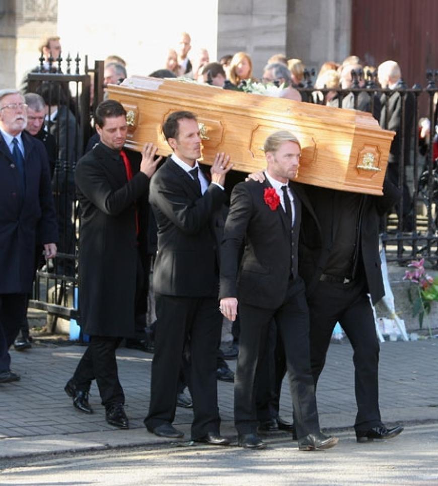 Bewegender Moment: Die Boyzone-Mitglieder Ronan Keating, Shane Lynch, Mikey Graham und Keith Duffy tragen den Sarg aus der St. Laurence O`Toole Kirche