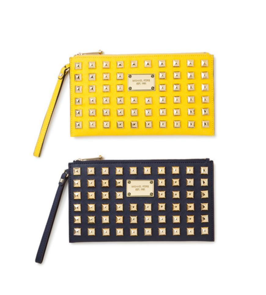 Die mit Nieten besetzten Clutches kosten ca. 130 Euro pro Stück und sind über michaelkors.com erhältlich