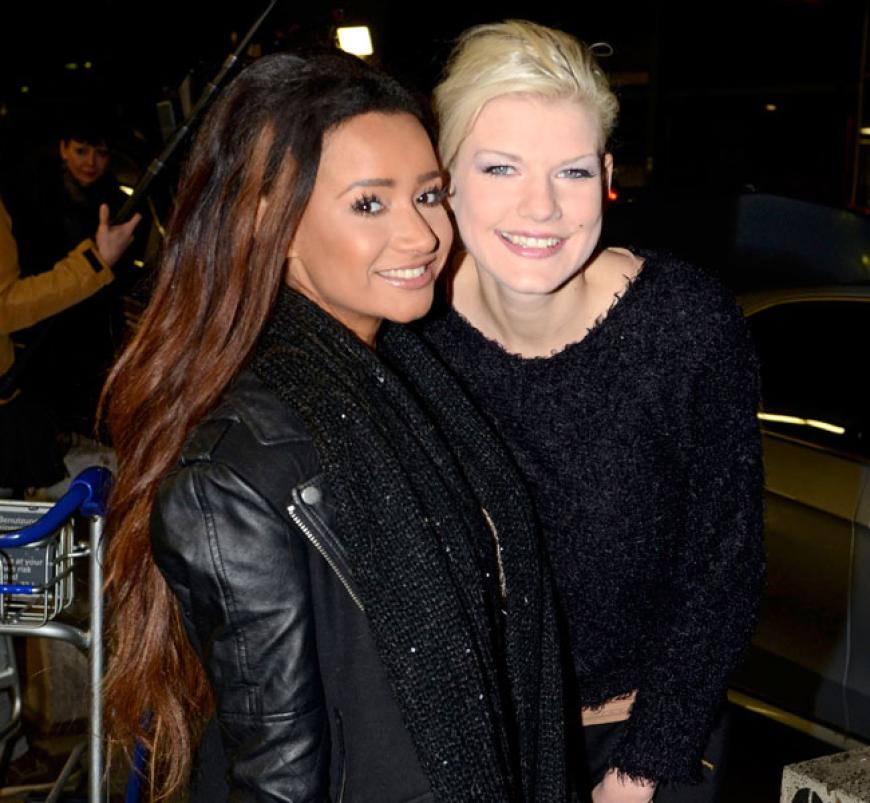 Gabby und Melanie posieren gemeinsam für ein Foto, bevor sie sich voneinander verabschieden müssen