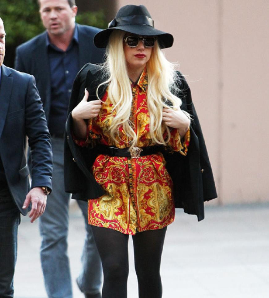 Aber das ganze Färben hat auch seine Nachteile: So hat sich Lady Gaga bereits über Haarausfall beschwert. Doch die Abhilfe kommt sofort: Teure Extensions, wie hier!