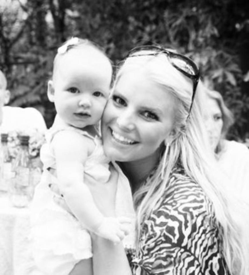 Jessica Simpson präsentiert auf Twitter ihren kleinen Wurm - Baby Maxwell