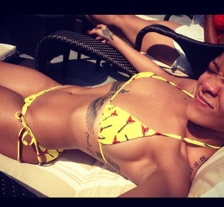 Rihanna ist auch sehr zeigefreudig und präsentiert sich am allerliebsten so