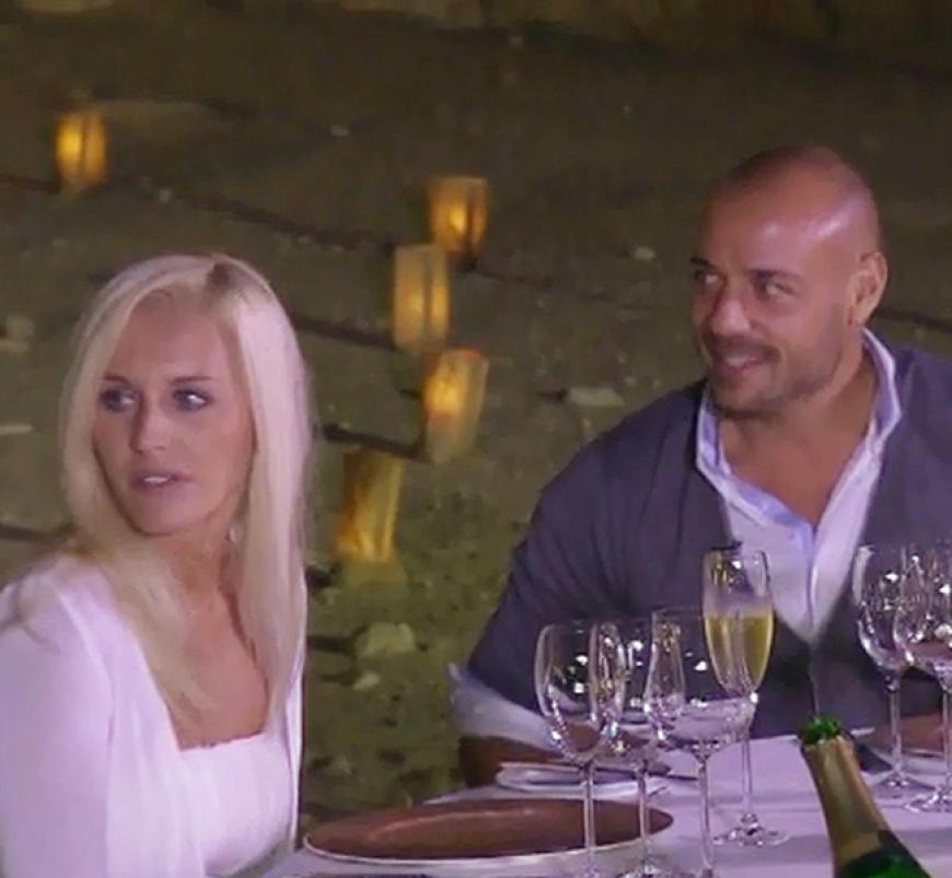 ...beim romantischen Candle Light Dinner mitten in der Wüste, glitzern und strahlen ihre Äuglein noch mehr. Christian kriegt sie alle rum!