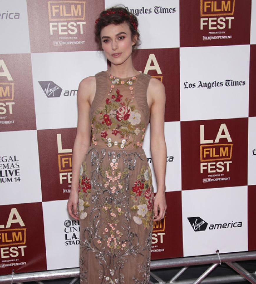 Aktrice Keira Knightley als zauberhaftes Blumenmädchen in einer Robe von Valentino.