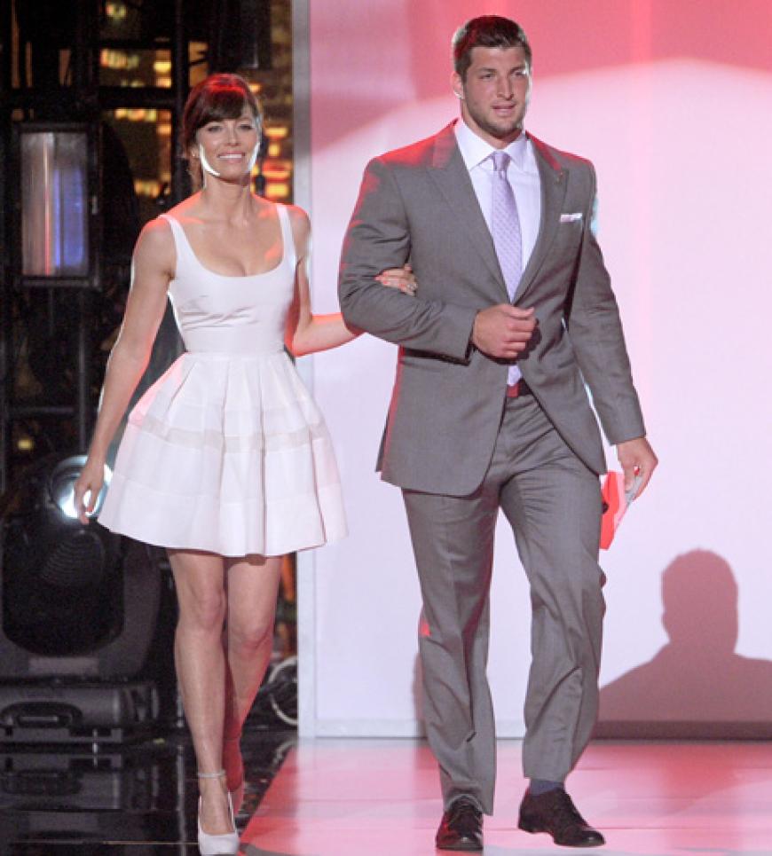 Jessica Biel moderierte mit Jets-Quarterback Tim Tebow einen Preis an
