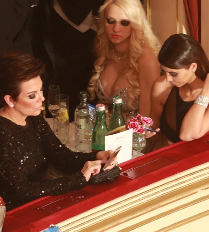 Genervt schauen ihre Mutter Kris Jenner (l.) und Kim auf ihre Handys und hoffen, dass der Rummel bald vorbei ist