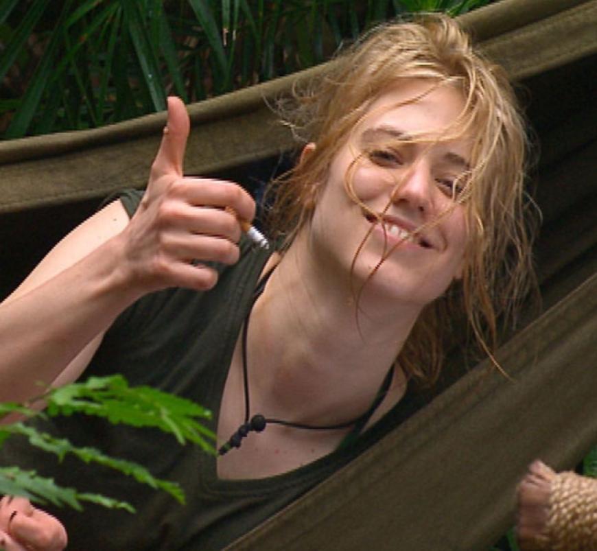 Larissa gönnt sich eine wohlverdiente Pause und hängt nach der anstrengenden Prüfung in ihrer Matte ab
