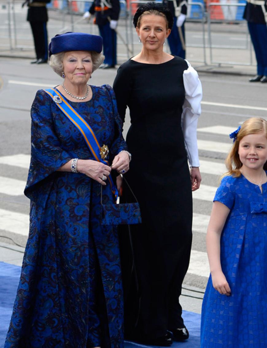 Beatrix verlässt die Kirche am Arm ihrer Schwiegertochter Mabel (ganz in Schwarz). Ihr Mann, Prinz Friso, liegt seit einem schweren Skiunfall noch immer im Koma