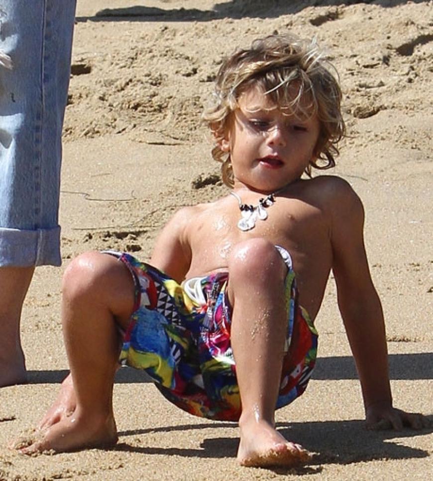 Der kleine Kingston krabbelt die Sanddühnen herunter