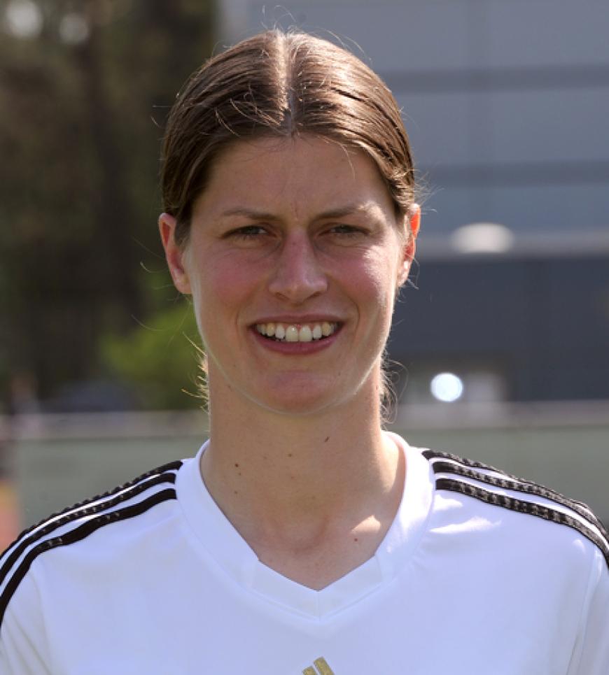 Kerstin Garefrekes stürmt im Mittelfeld. Ihr Verein ist sonst der 1. FFC Frankfurt
