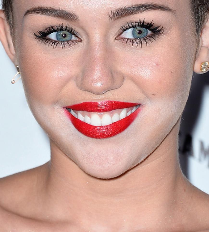 Hat sie nicht in den Spiegel geschaut, bevor sie aus dem Haus ist? Mensch, Miley - das kannst du aber besser. Was da schief gelaufen ist, lässt sich leider auch schwer sagen...hat sie sich weißes Puder aufgetragen?