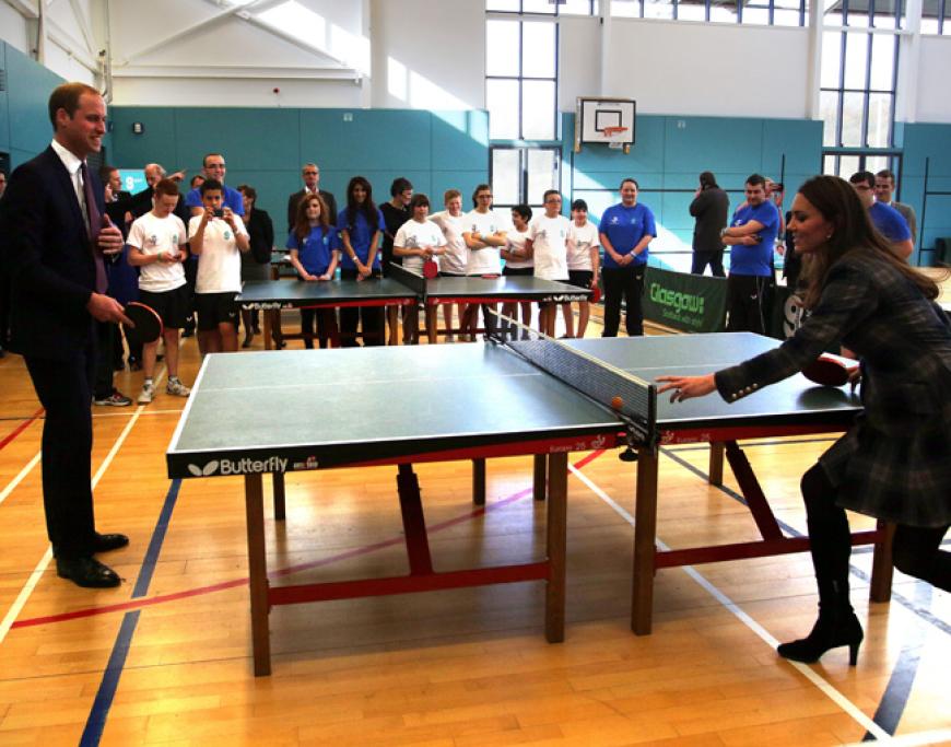 Das Duell der Royals. Beim Tischtennis muss sich Kate - trotz vollem Körpereinsatz - gegen ihren Mann geschlagen geben