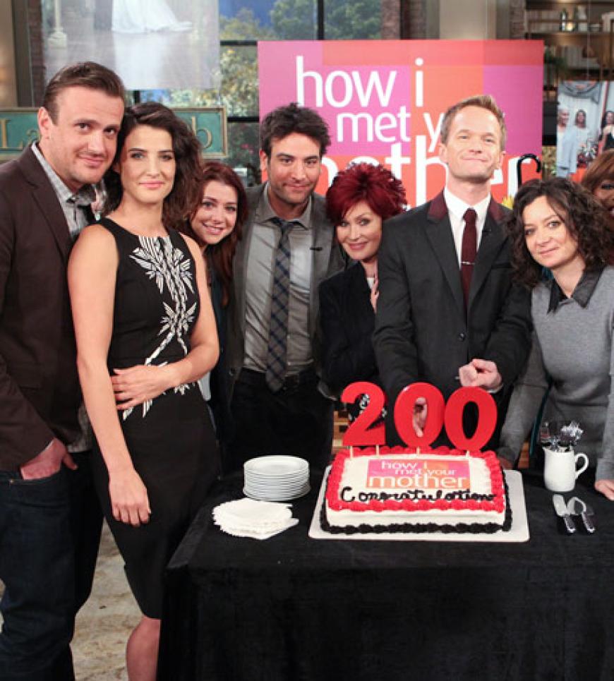 Eigentlich feierte der HIMYM-Cast sein Jubiläum mit den Moderatorinnen Sharon Osbourne (3. v. re.) und Sara Gilbert (re.)