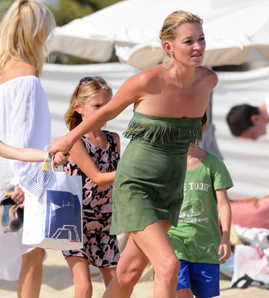 Die Kids immer dabei: Kate genießt die freien Tage an der Côte d'Azur. Seit ihrer Hochzeit mit Jamie Hince am 1.Juli ist Kate ständig auf Tour