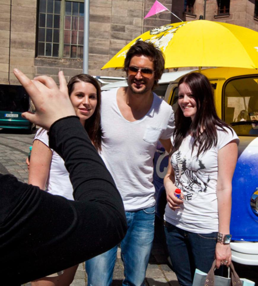 Bei dem zweiten Tour-Termin am Samstagnachmittag in Nürnberg gab es ein ganz besonderes Schmankerl für die Bands und die Passanten um den Jakobsplatz. Alarm für Cobra 11-Star und Musiker Tom Beck trat mit seiner Band auf der s.Oliver Tour Truck Bühne auf!