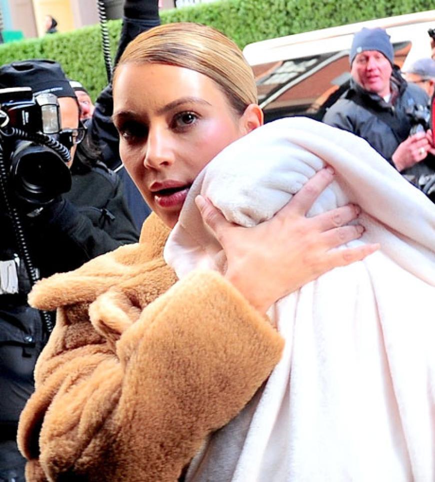 Kim Kardashian mit ihrem Baby dicht am Körper
