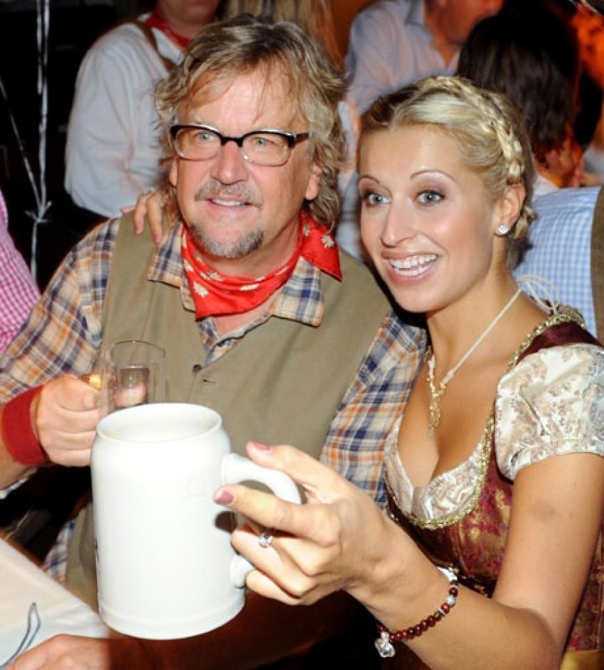 Filmproduzent Martin Krug stieß mit einem Glas Wasser an. Seine Freundin Verena Kerth hat sich hingegen für Bier entschieden