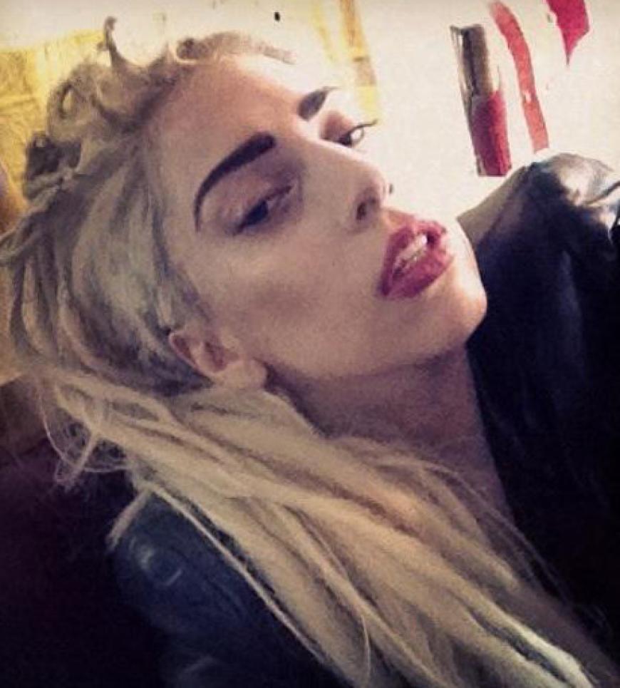 Es vergeht keine Woche wo uns Lady Gaga nicht mit einem neuen Look überrascht: nun trägt sie coole blonde Dreadlocks