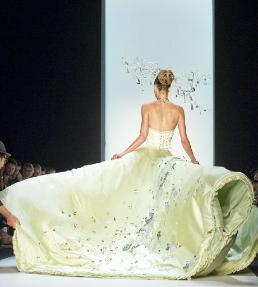 Die Designer verwenden luxuriöse Materialien wie Duchesse-Seide, Kaschmir, Straußenfedern, Ziegen-, Schlangenleder und Lammnappa