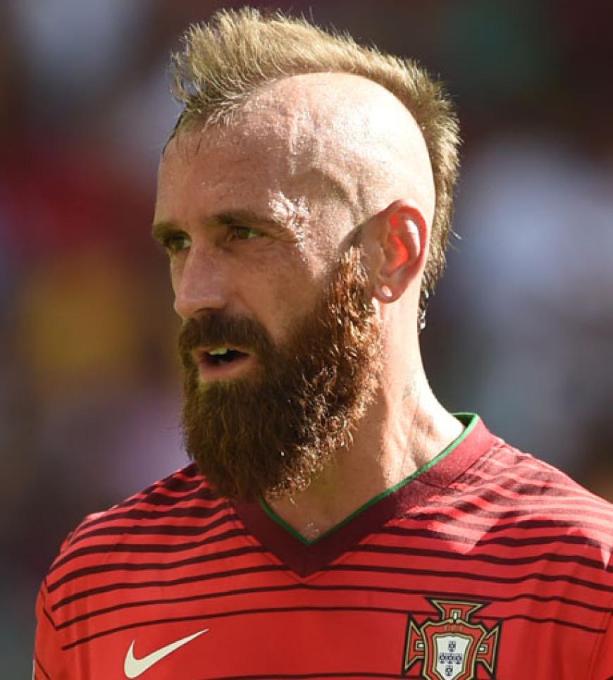 Die wohl extremste Frisur auf dem Platz trägt Portugals Raul Meireles