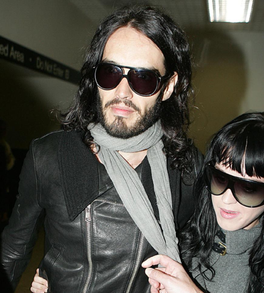 Russell Brand schützt seine Frau Katy Perry ... und die Sonnenbrillen die beiden vor dem Blitzlichtgewitter der Kameras