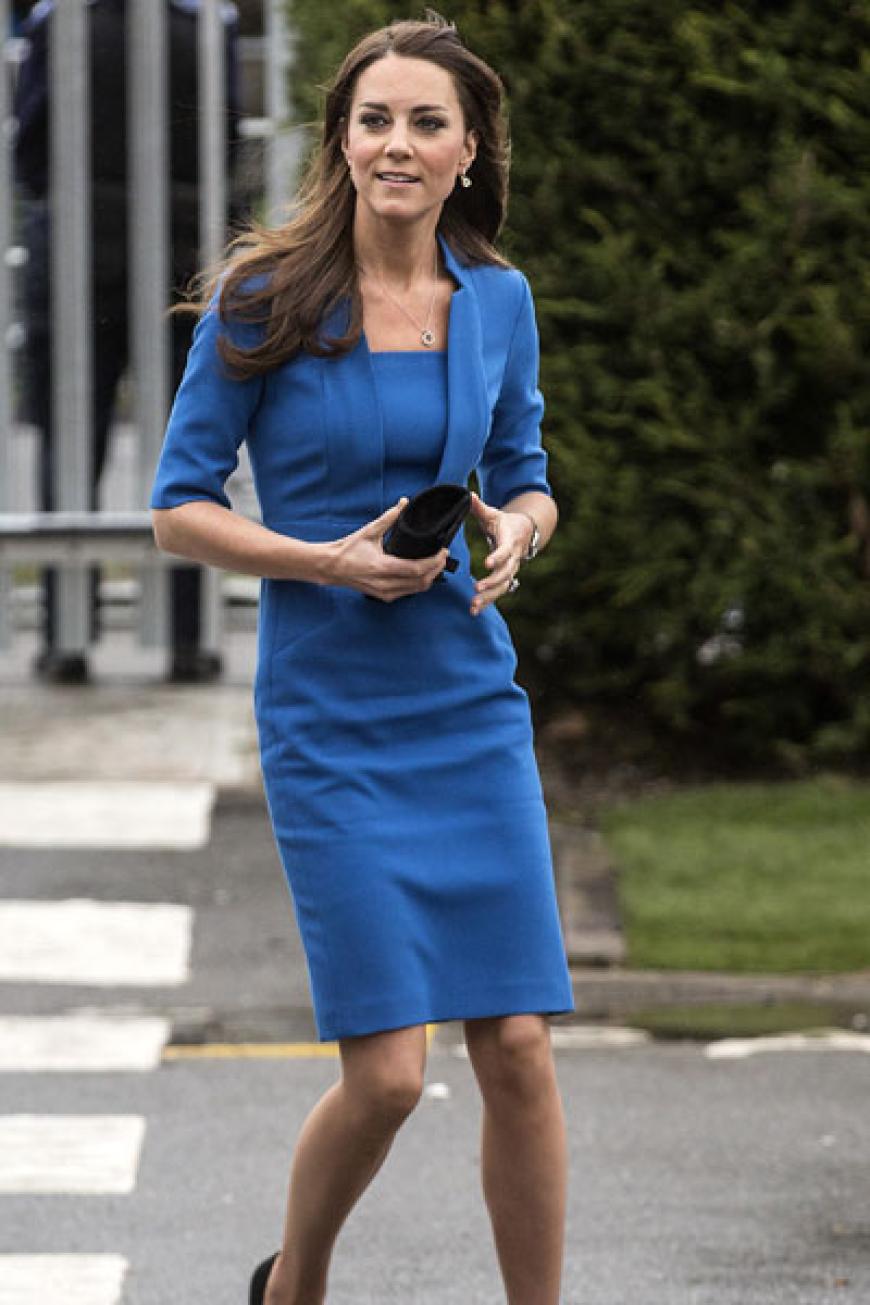 14. Februar 2014: Herzogin Kate eröffnet den´ ICAP Art Room. In Kobaltblau ist sie eine elegante Erscheinung, aber trotz ihres Strahlens viel zu dünn, oder? Das XXS-Kleid von L.K.Bennett schlabbert an ihrem Körper