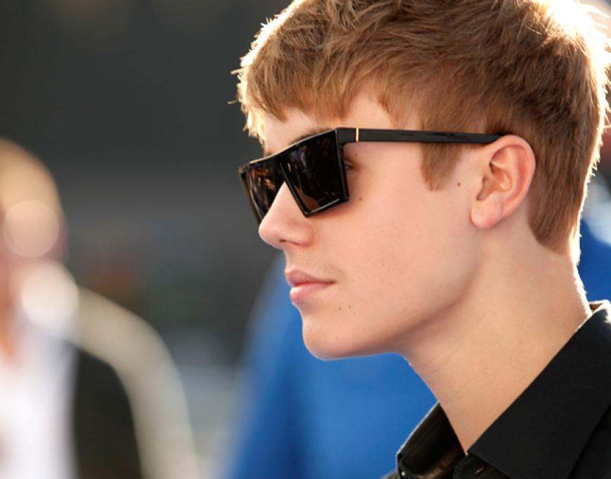 Der junge Justin ist jetzt lässiger - die coole Sonnenbrille steht ihm
