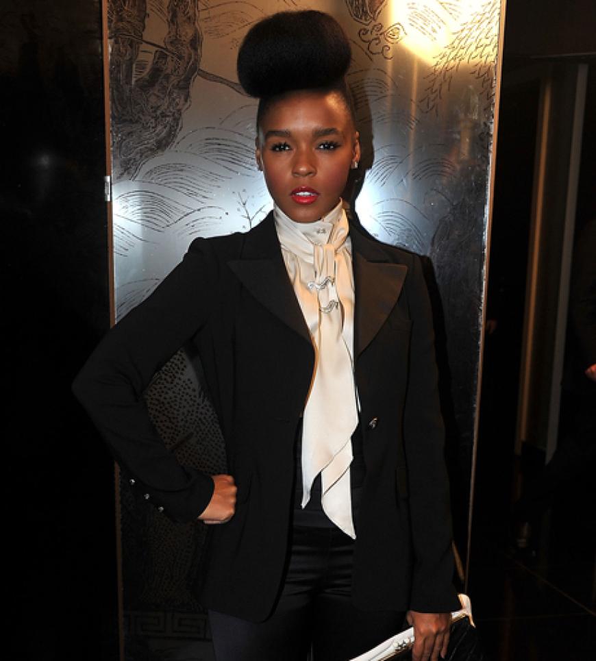 Sängerin Janelle Monae in den klassischen Chanel-Farben Schwarz-Weiß