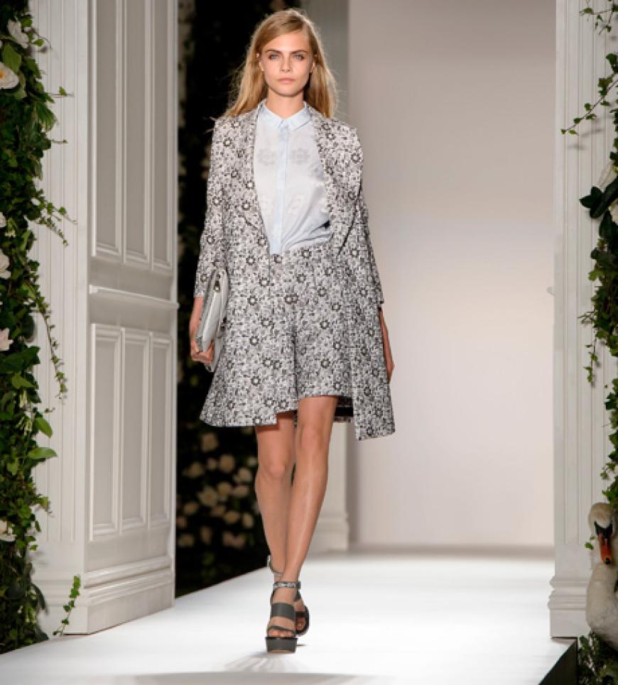 Cara, die es persönlich er rockig mag, kann auf dem Catwalk auch ganz elegant