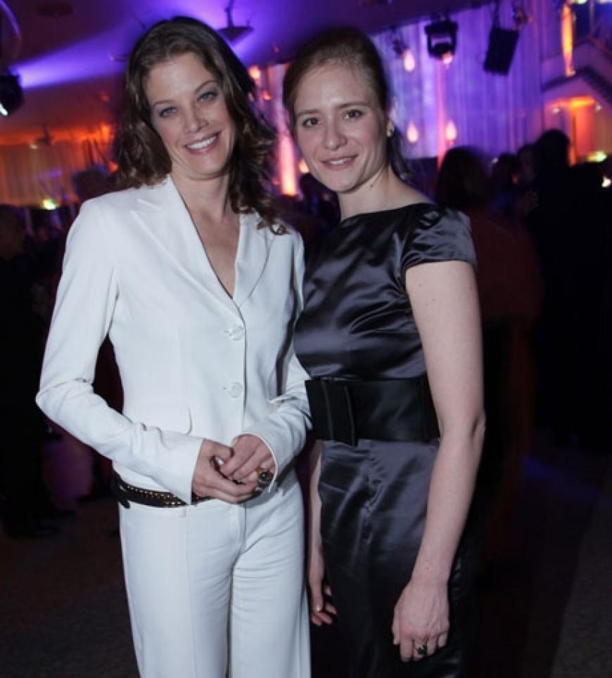 Gegensätze ziehen sich an. Das ist auch bei Marie Bäumer (in weiß) und Julia Jentsch (in schwarz) so