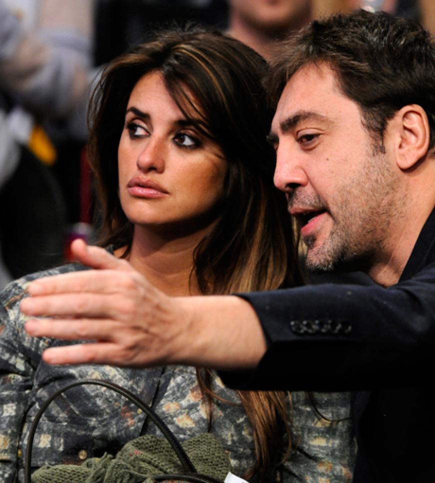 Penelope Cruz besuchte - damals noch hochschwanger - mit ihrem Ehemann Javier ein Basketball-Spiel und ließ sich von ihrem Schatz alles erklären
